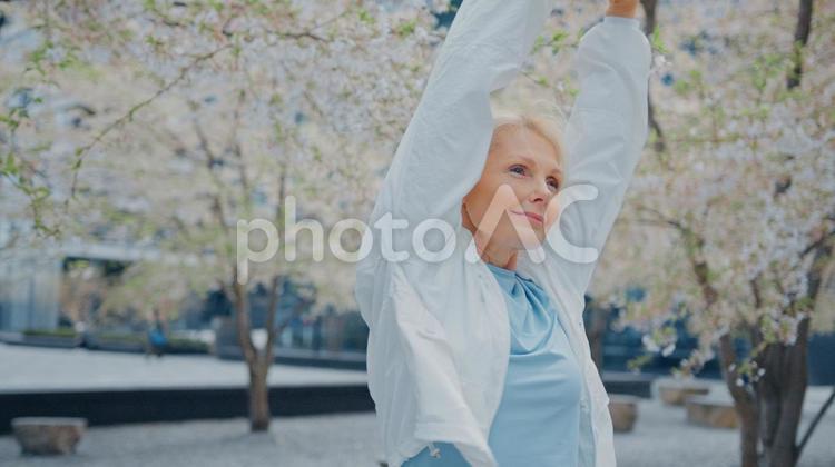 手をあげて準備運動する女性 女性,人物,元気の写真素材