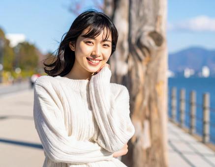 冬・セーター姿の彼女は笑顔 冬・セーター姿の彼女は笑顔の写真