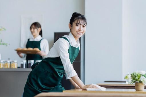 カフェで働く若い女性 カフェで働く若い女性 カフェ,準備,拭き掃除の写真素材