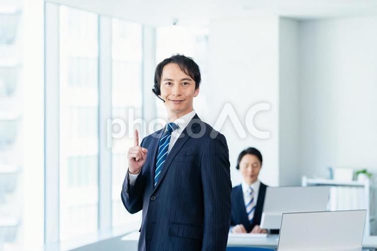 オフィスで働く日本人男性のオペレーター オペレーター,インカム,男性の写真素材