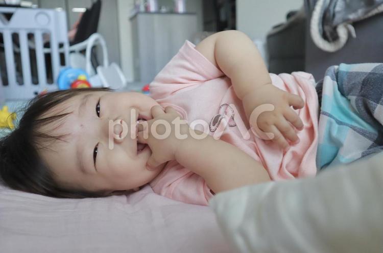 赤ちゃん、寝転び笑顔満点 赤ちゃん,乳児,子供の写真素材