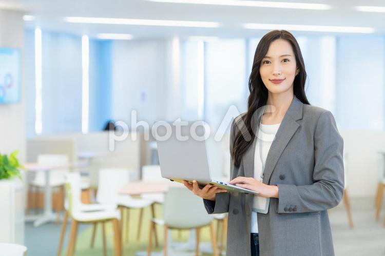 オフィスで働くビジネスウーマン ビジネス,オフィス,女性の写真素材