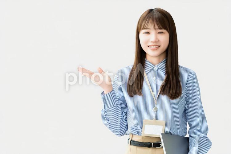 手で案内をする女性・ビジネスウーマン 女性,笑顔,案内の写真素材