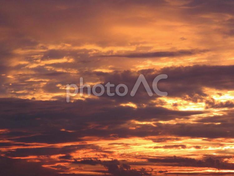 真っ赤に染まった夕焼け空と茜雲 真っ赤,赤,オレンジの写真素材