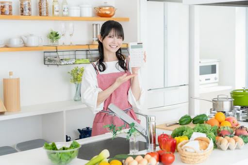 キッチンで料理を作るミドルの女性 キッチンで料理を作るミドルの女性 料理,女性,ミドルの写真素材