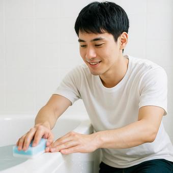 お風呂掃除をする男性 お風呂掃除をする男性の写真