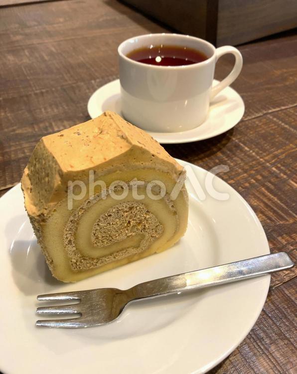 キャラメルロールケーキ１ ロールケーキ,クリーム,スイーツの写真素材