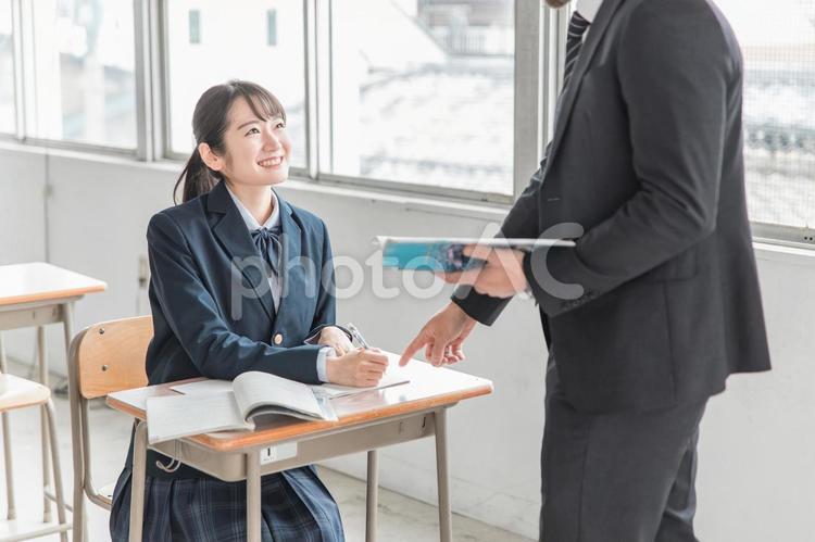 学校で勉強する制服を着た女子高校生（塾） 勉強,高校生,学校の写真素材