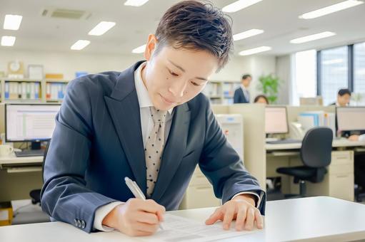 書き込むビジネスマン 書き込むビジネスマン 男性,ビジネスマン,若者の写真素材