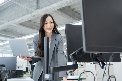 オフィスで仕事をする若いビジネスウーマン オフィスで仕事をする若いビジネスウーマン ビジネス,女性,オフィスの写真素材