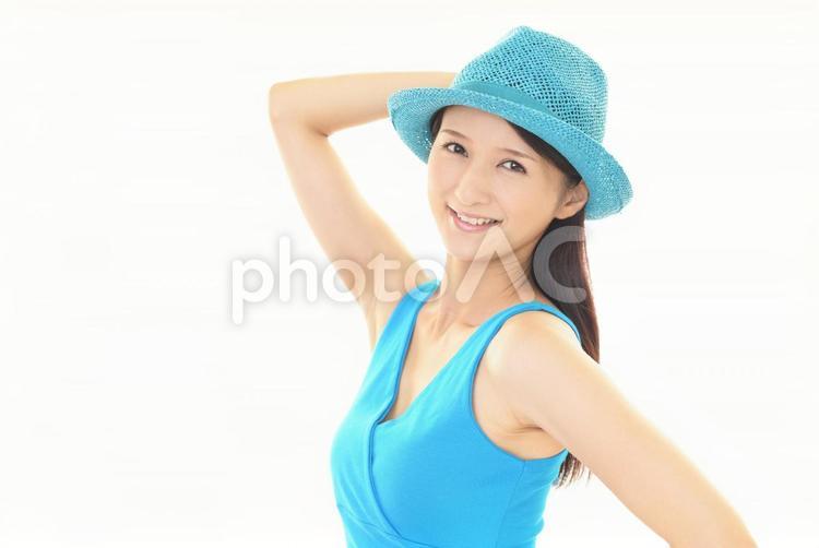帽子をかぶった笑顔の女性 女性,スキンケア,美容の写真素材