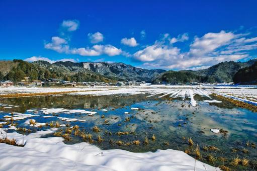 兵庫県豊岡市、コウノトリの郷の冬風景 兵庫県豊岡市、コウノトリの郷の冬風景 兵庫県,豊岡市,コウノトリの郷の写真素材