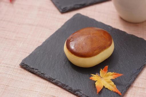 秋の和菓子 栗饅頭 秋の和菓子 栗饅頭の写真