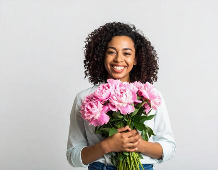 ナチュラルな笑顔の女性 花束 明るい ナチュラルな笑顔の女性 花束 明るいの写真