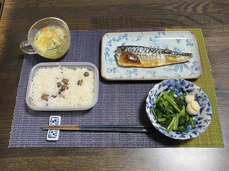 お食事 むかご,ご飯,焼き魚の写真素材