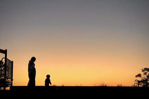 夕暮れの母と子 夕暮れ,親子,公園の写真素材