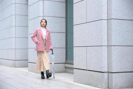 ビル街を歩く女性 女性,ol,ビジネスの写真素材
