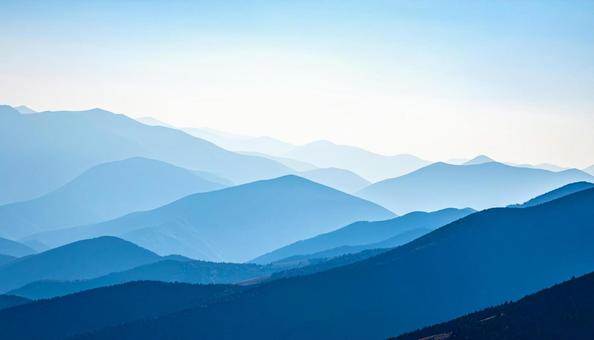 青色と白色の山々の風景 青色と白色の山々の風景の写真