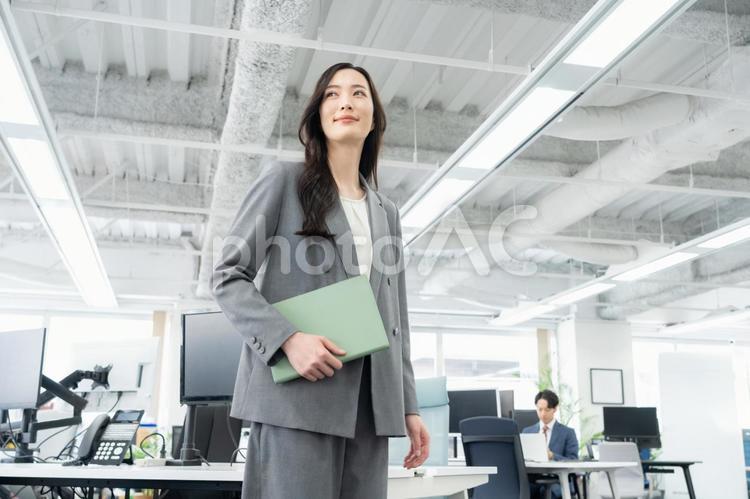 オフィスで仕事をする若いビジネスウーマン ビジネス,女性,オフィスの写真素材