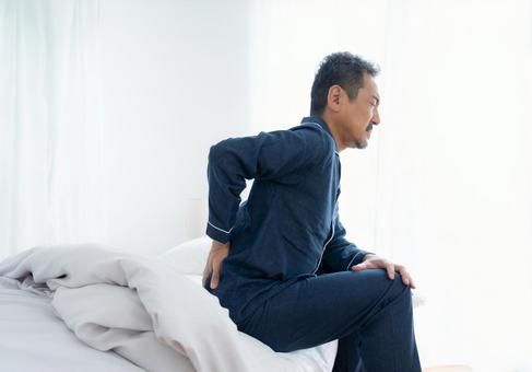 朝起きたら体調の悪いミドルの男性 朝起きたら体調の悪いミドルの男性 男性,ミドル,腰痛の写真素材