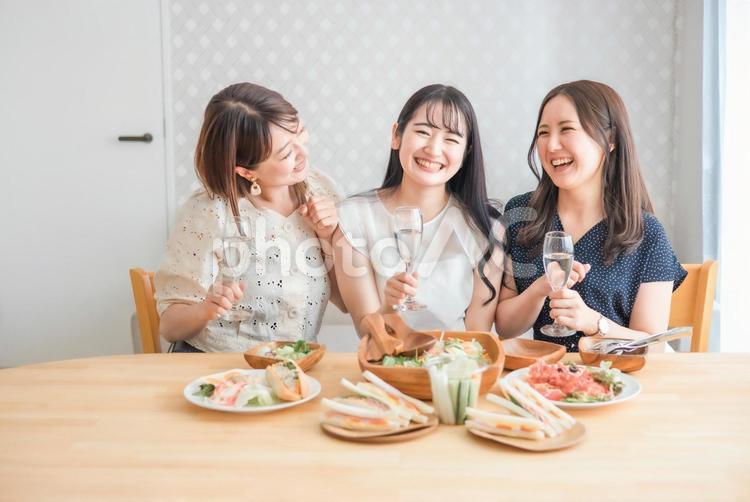 家でパーティーする女性たち（酔う） 女子会,ランチ,食事の写真素材
