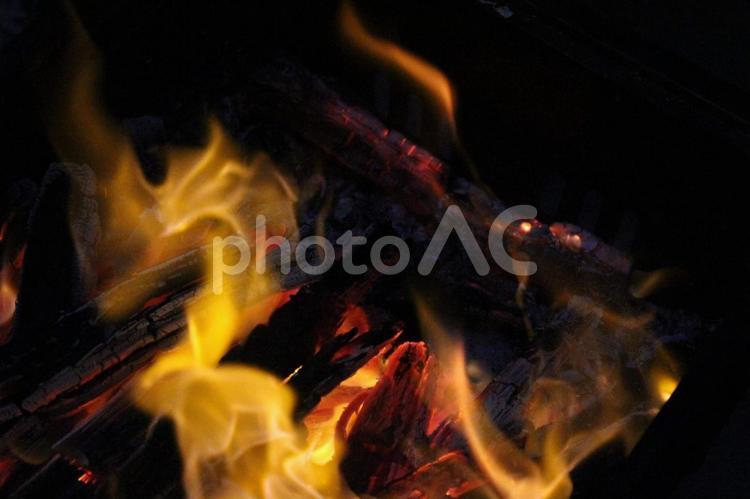焚き火(薪が燃える様子) 燃やす,煙,熱いの写真素材