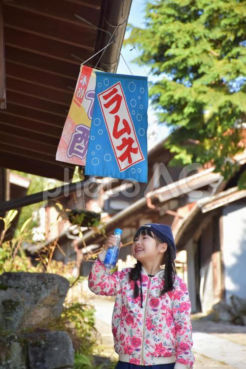 昔ながらの町並みとラムネと子供 mdfk023,おでかけ,お出掛けの写真素材
