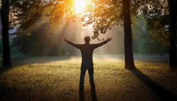 太陽を浴びる男性 太陽を浴びる男性の写真
