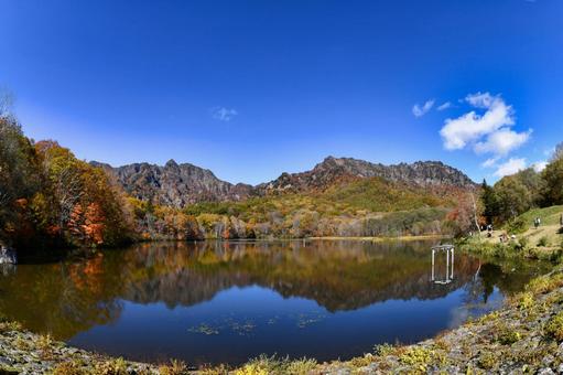 紅葉の信州戸隠鏡池 紅葉の信州戸隠鏡池 戸隠高原,信州,鏡池の写真素材