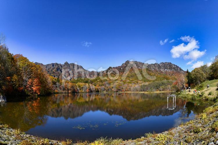 紅葉の信州戸隠鏡池 戸隠高原,信州,鏡池の写真素材
