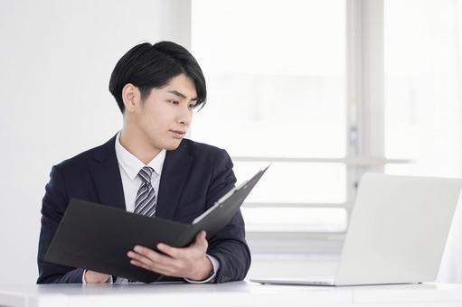 Japanese male businessman wearing a suit and creating materials at home, telework, home, businessman, JPG