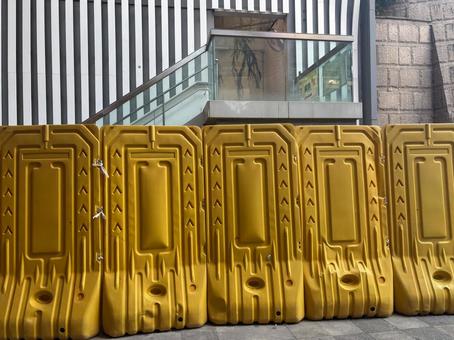 黄色い遮蔽バリケードが並ぶ都市建設風景 黄色,バリケード,建設中の写真素材