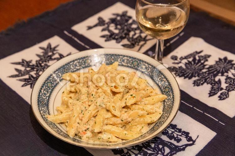 サーモンクリームソースで和えたペンネ1 パスタ,ショートパスタ,ペンネの写真素材