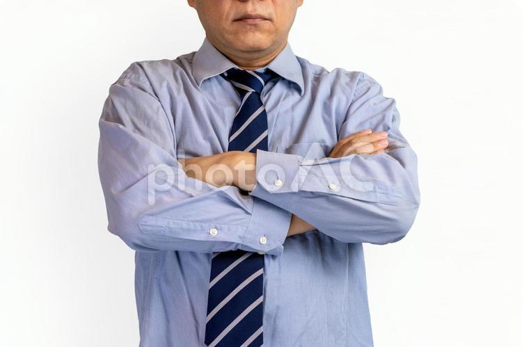 腕を組むビジネスマン 腕組み,ビジネスマン,ビジネスの写真素材