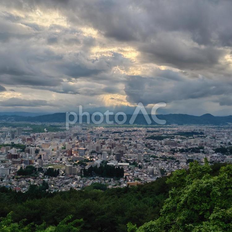 展望台からの光差す街並み 登山,展望,展望台の写真素材