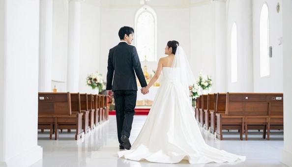 バージンロードを歩く父と花嫁 バージンロードを歩く父と花嫁の写真