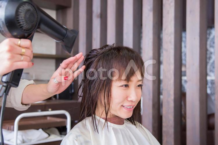美容室でドライヤーをかけてもらう女性 ドライヤー,乾かす,ドライの写真素材