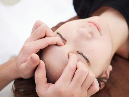 Japanese woman receiving a glabellar massage, whole house, between the eyes, eye, JPG