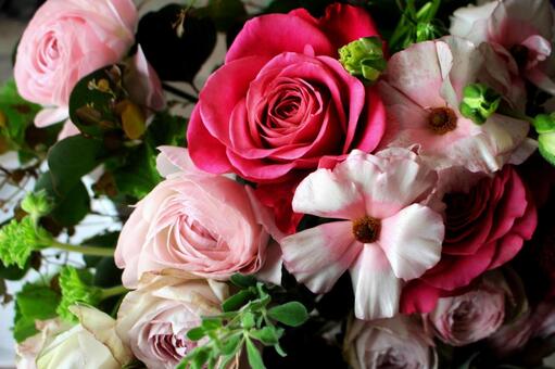 ピンクのバラの華やかな花束 バラ,ピンクのバラ,アネモネの写真素材