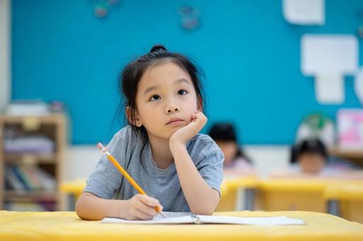 授業を受ける子供 塾 学校 女の子 授業を受ける子供 塾 学校 女の子の写真