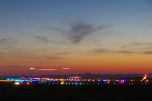 夕焼けの空港 夕焼けの空港 マジックアワー,夕日,夕暮れの写真素材
