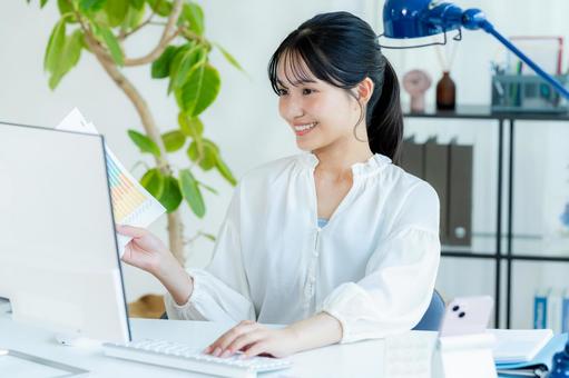 書類を持つビジネスウーマン ビジネスウーマン,笑顔,若い女性の写真素材