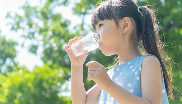 水を飲む女性 水を飲む女性の写真