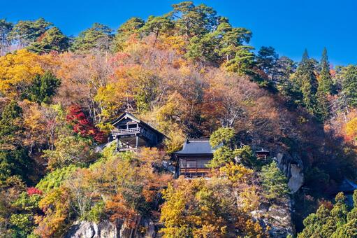 紅葉に囲まれた秋の山寺 奥の細道,松尾芭蕉,山寺の写真素材