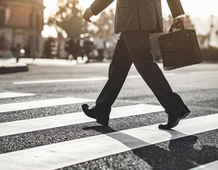新しい道を歩む街中のビジネスマンの写真