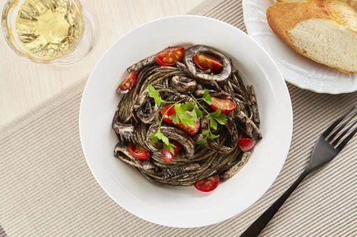 スパゲッティーニのイカ墨ソース スパゲッティ,イカ墨,イタリアンの写真素材