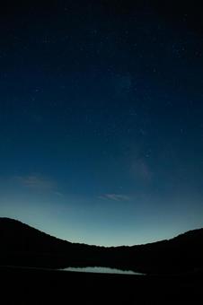 湖畔の星 湖畔の星 夜,星,星空の写真素材