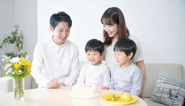 家族で子どもの誕生日を祝う 家族で子どもの誕生日を祝うの写真