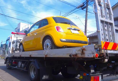 黄色いイタ車onレッカー車（後部） 車,ロードサービス,レッカーの写真素材