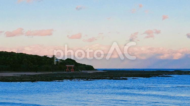 青島神社と夕焼け 海辺,ナチュラル,宮崎の写真素材